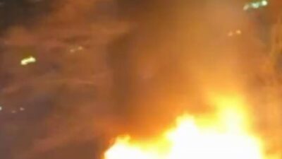 İstanbul Küçükçekmece’de göl ağzında iskelede çıkan yangında iki kayık yandı.