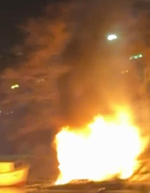 İstanbul Küçükçekmece’de göl ağzında iskelede çıkan yangında iki kayık yandı.