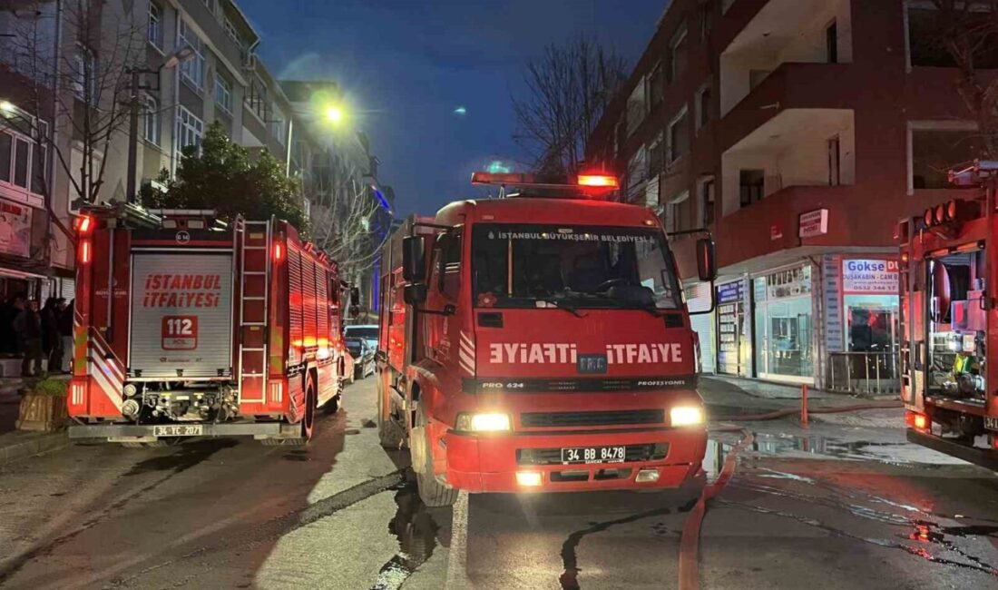 İstanbul Küçükçekmece’de kentsel dönüşüm aşamasında boşaltılan 3 katlı binanın çatısında