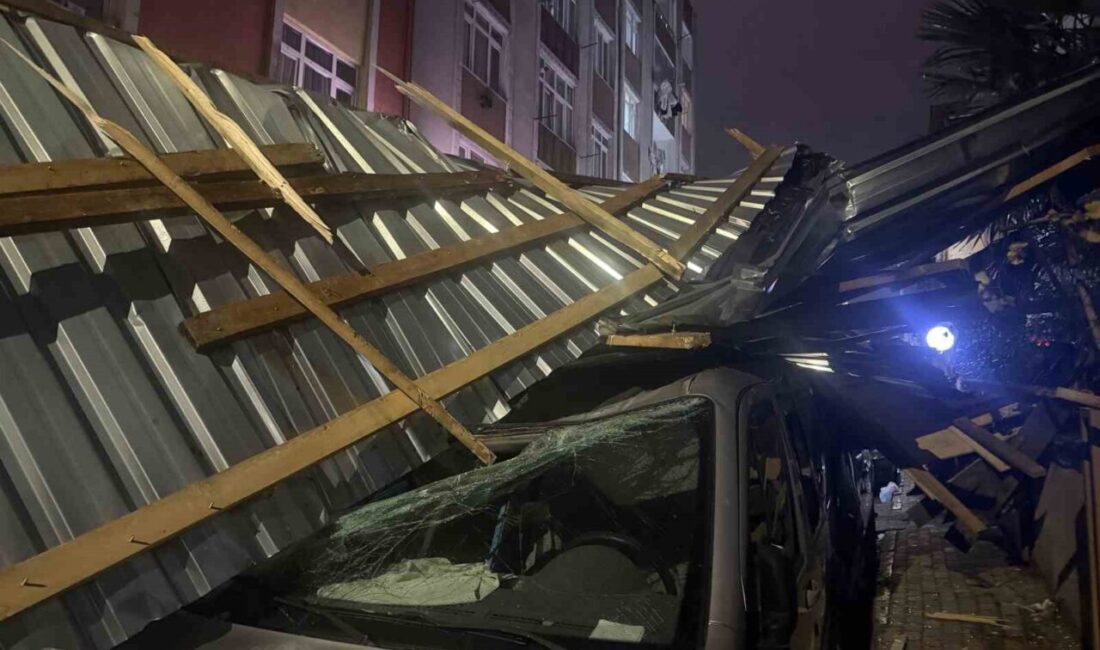 Küçükçekmece’de etkili olan şiddetli rüzgar, 5 katlı bir binanın çatısı