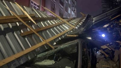 Küçükçekmece’de etkili olan şiddetli rüzgar, 5 katlı bir binanın çatısı