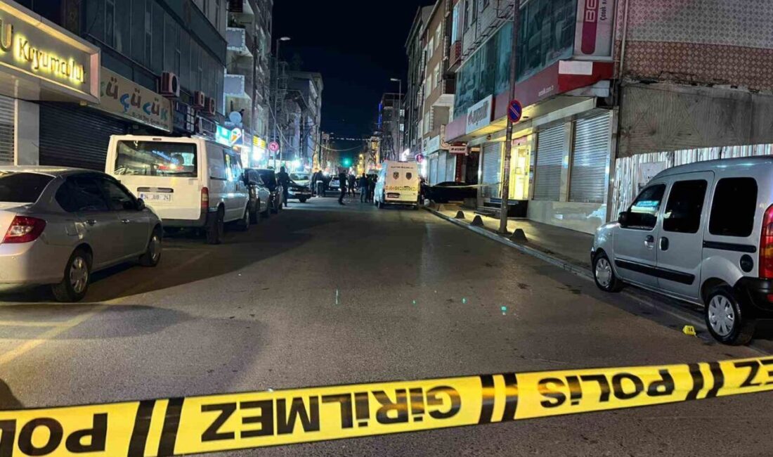 İstanbul Küçükçekmece’de sokakta silahlı saldırıya uğrayan 3 yaralandı. Olay, saat