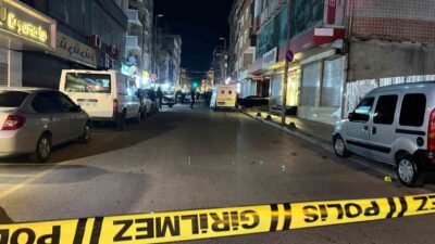 İstanbul Küçükçekmece’de sokakta silahlı saldırıya uğrayan 3 yaralandı. Olay, saat