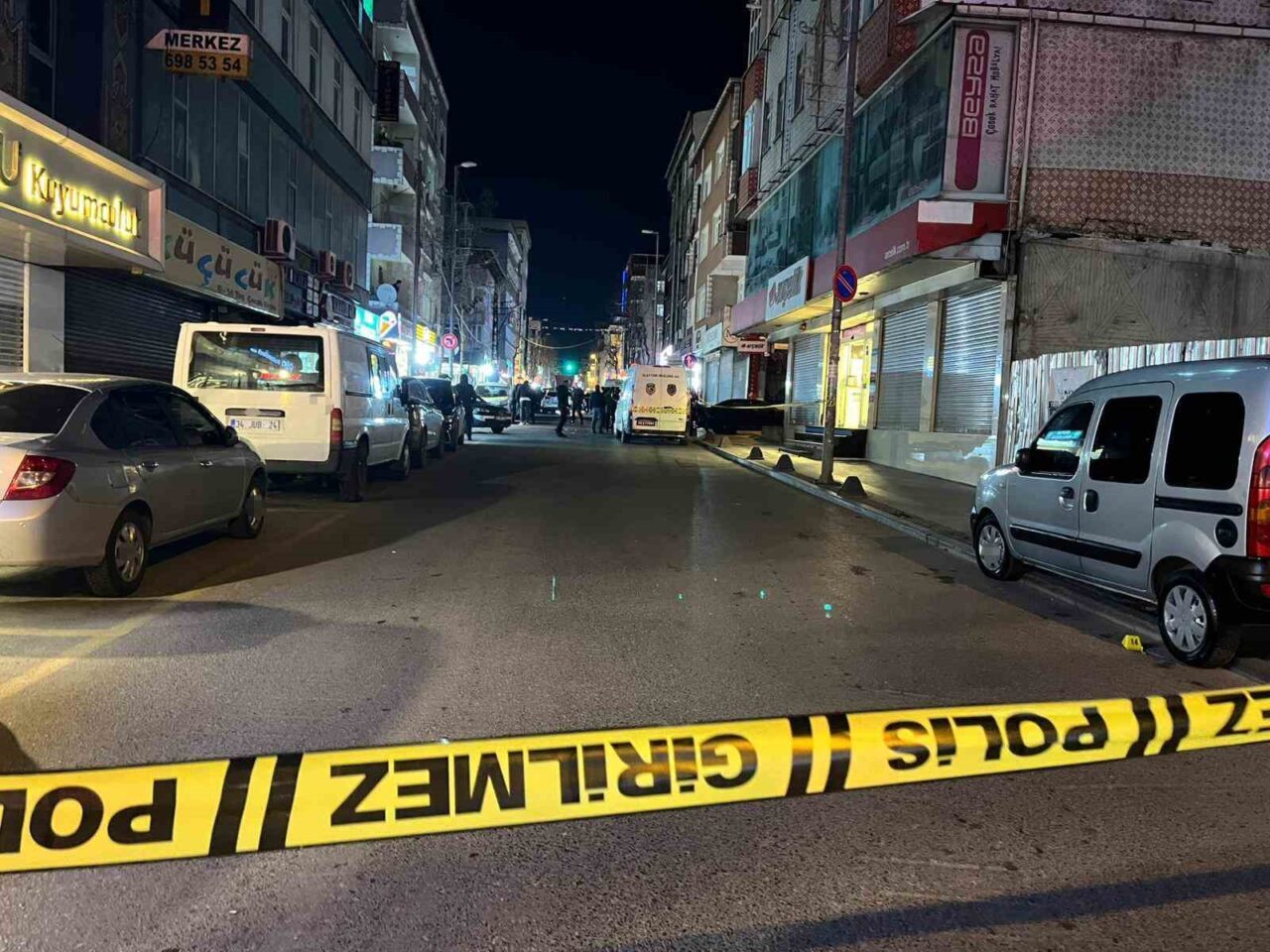 İstanbul Küçükçekmece’de sokakta silahlı saldırıya uğrayan 3 yaralandı. Olay, saat