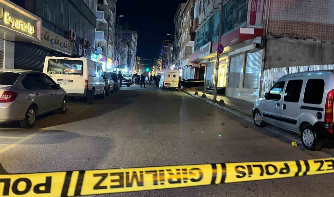 Küçükçekmece’de motosikletli iki şahsın silahlı saldırısı sonucu 2 kişi hayatını