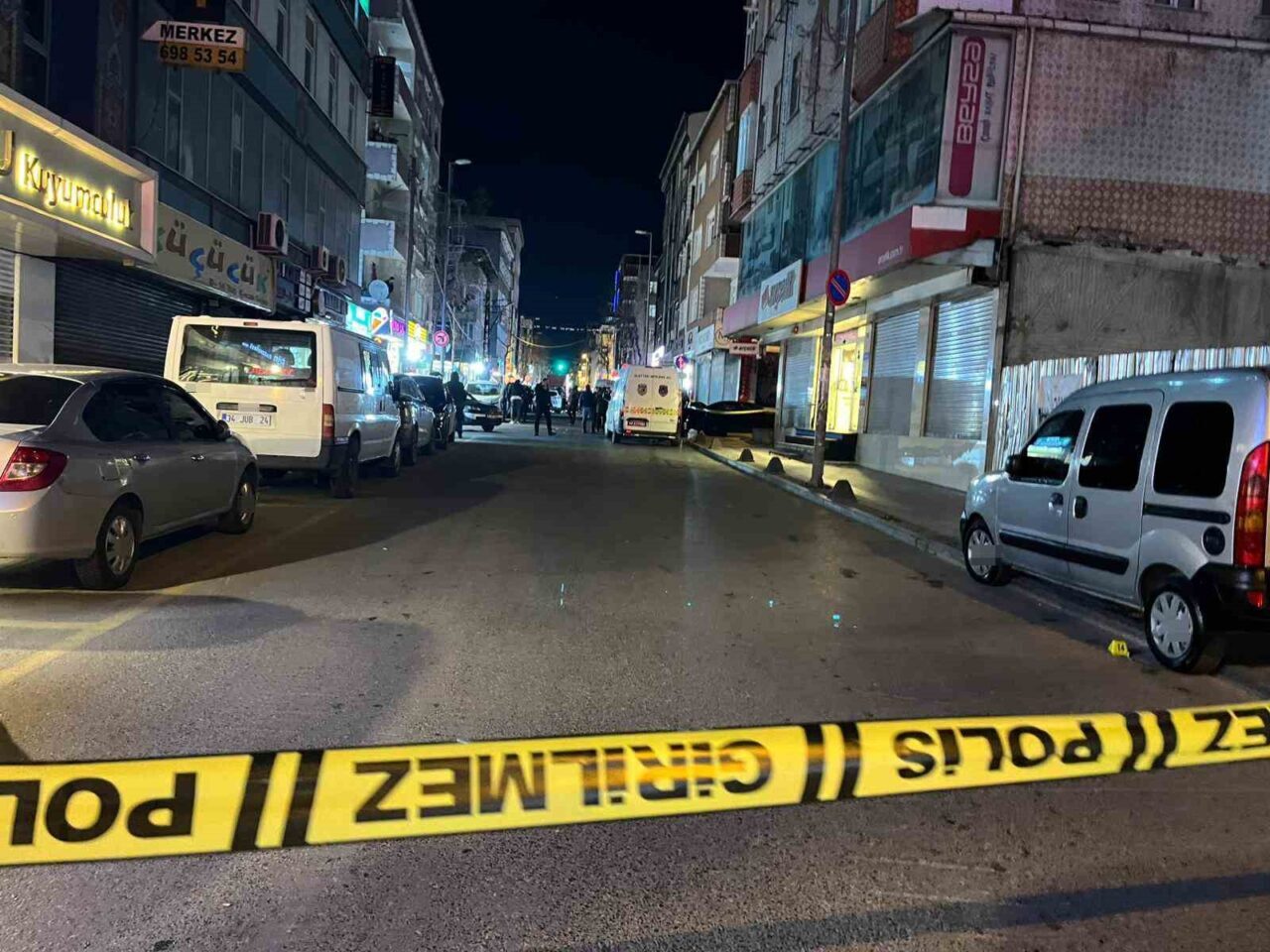 Küçükçekmece’de motosikletli iki şahsın silahlı saldırısı sonucu 2 kişi hayatını