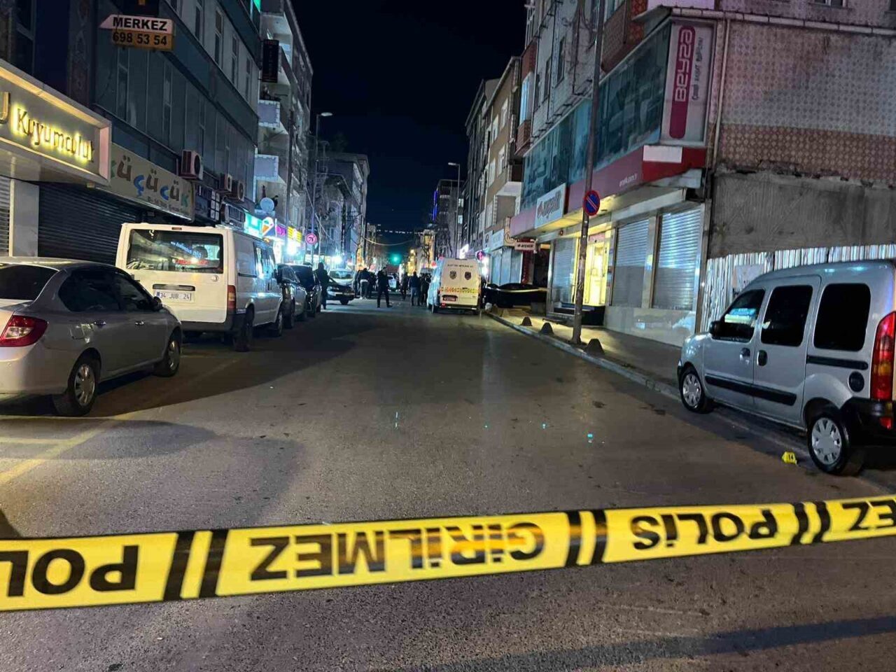 Küçükçekmece’de sokakta silahlı saldırıya uğrayan 3 kişiden 2’si kaldırıldıkları hastanede