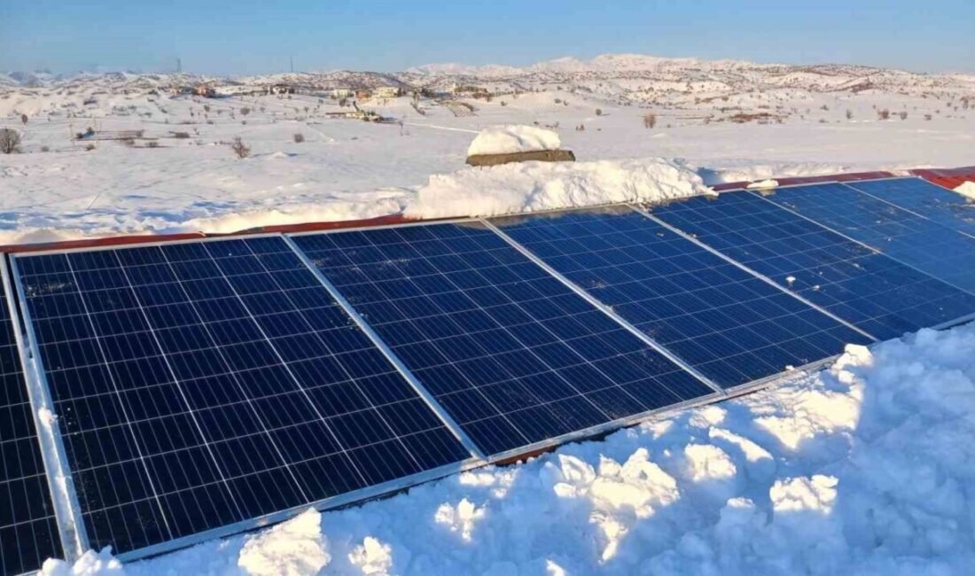 Diyarbakır’ın Kulp ilçesinin kırsal mahallelerinde vatandaşların güneş panelleri, kar yağışı
