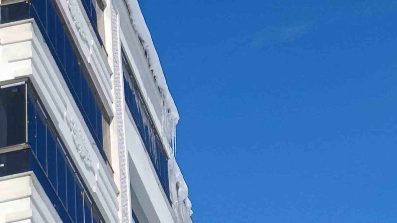 Diyarbakır’ın Kulp ilçesinde kar yağışının ardından dondurucu soğuk etkili oldu.