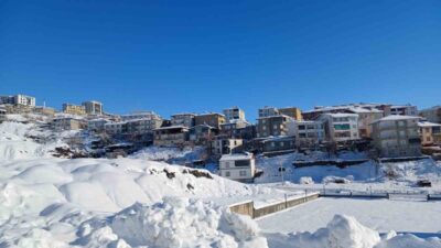 Diyarbakır’ın Kulp ilçesinde yoğun kar ve buzlanma nedeniyle taşımalı eğitim
