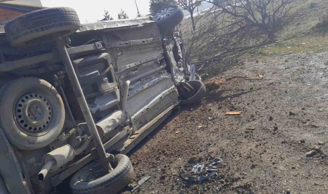 Konya’nın Kulu ilçesinde sürücüsünün direksiyon hakimiyetini kaybetmesi sonucu kamyonet devrildi,