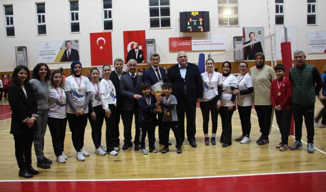 Antalya’nın Kumluca İlçesinde İlçe Milli Eğitim Müdürlüğü tarafından kadın öğretmenler