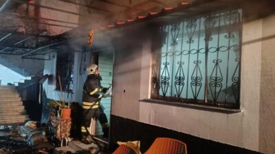 Hatay’da müstakil evde yükselen alevler itfaiye ekipleri tarafından söndürüldü. Yangın;