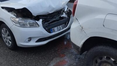 Siirt’in Kurtalan ilçesinde iki otomobilin çarpıştığı kaza maddi hasarla atlatıldı.