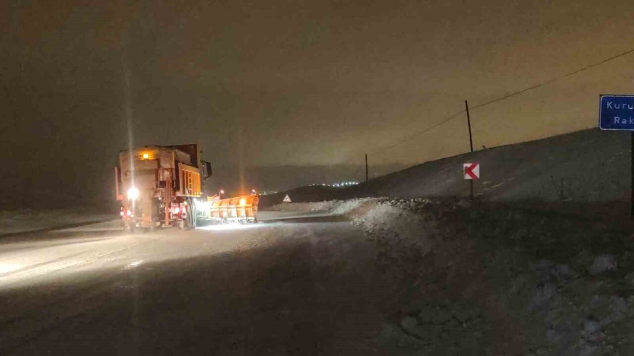 Van-Hakkari karayolu üzerinde bulunan 2 bin 225 Kurubaş Geçidi, yoğun