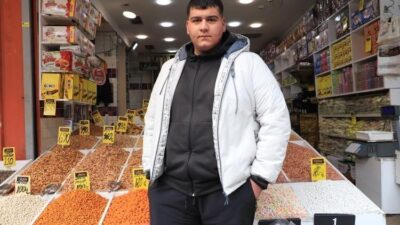 Eskişehir’de esnaf olan Ahmet Dönder, kuruyemiş alırken ürünün tadına bakılarak