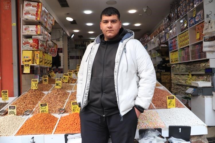 Eskişehir’de esnaf olan Ahmet Dönder, kuruyemiş alırken ürünün tadına bakılarak