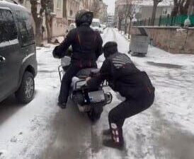 Eskişehir’de bir kuryenin, başka bir kurye tarafından kullanılan motosikletin arkasına