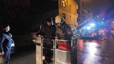 İstanbul’un Sancaktepe ilçesinde kuş beslemek için çıktıkları binanın çatısında mahsur