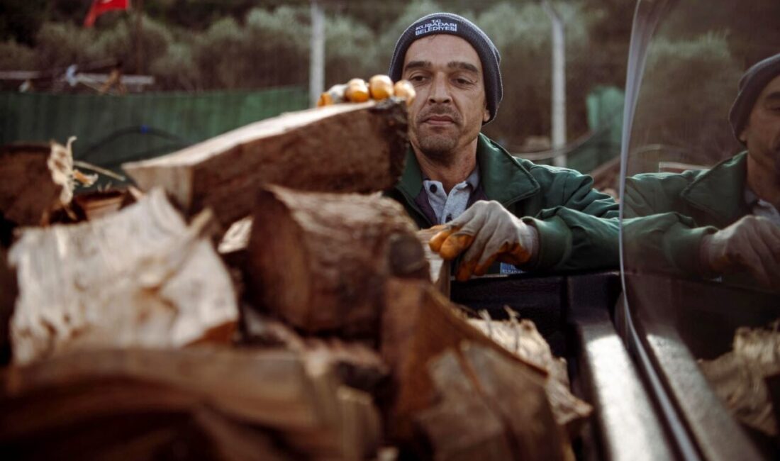 Kuşadası Belediyesi, kent genelinde mevsim şartlarına bağlı olarak gerçekleştirdiği budama