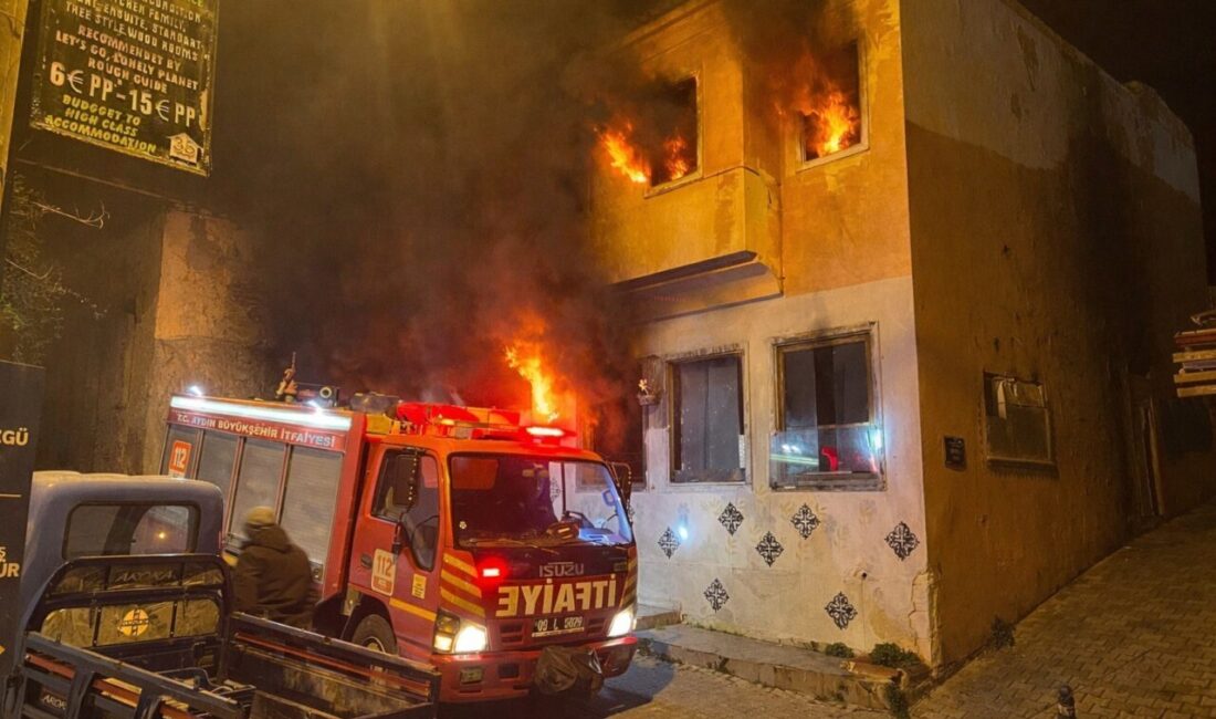 Aydın’ın Kuşadası ilçesinde metruk bir binada çıkan yangın itfaiye ekiplerinin