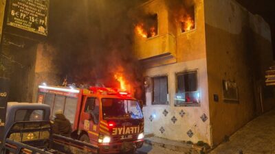 Aydın’ın Kuşadası ilçesinde metruk bir binada çıkan yangın itfaiye ekiplerinin