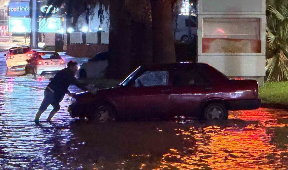 Aydın’ın Kuşadası ilçesinde etkili olan sağanak yağış yolları göle çevirdi,