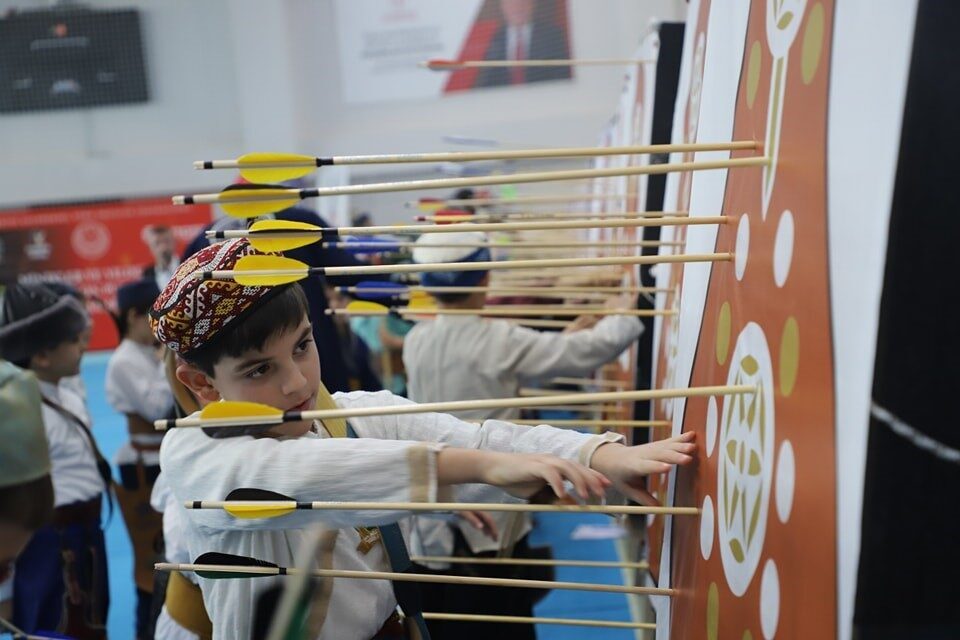 Kütahya’da, yaklaşık bin sporcunun katılımıyla düzenlenen Geleneksel Türk Okçuluğu Minikler