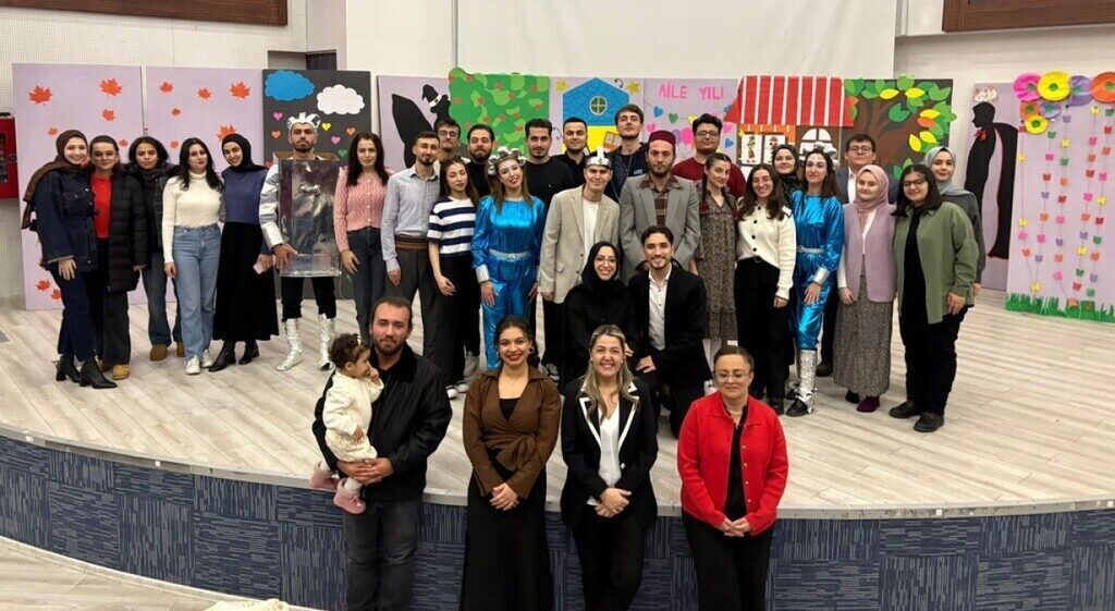 Kütahya Dumlupınar Üniversitesi (DPÜ) tarafından “Aile Yılı” temasıyla düzenlenen tiyatro