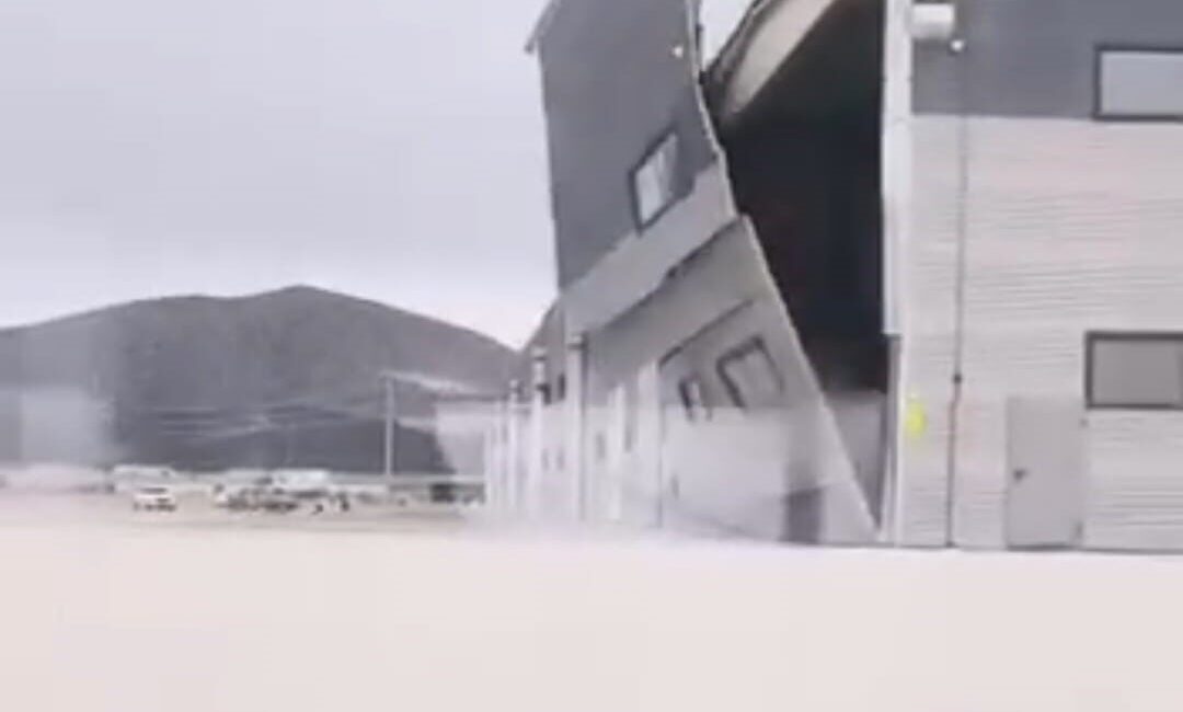 Kütahya’nın Altıntaş ilçesinde etkili olan şiddetli rüzgâr, Zafer Organize Sanayi