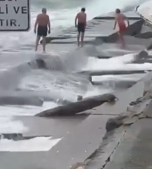 Kadıköy Caddebostan Sahili’nde denize girdikleri sırada kuvvetli lodos nedeniyle yükselen