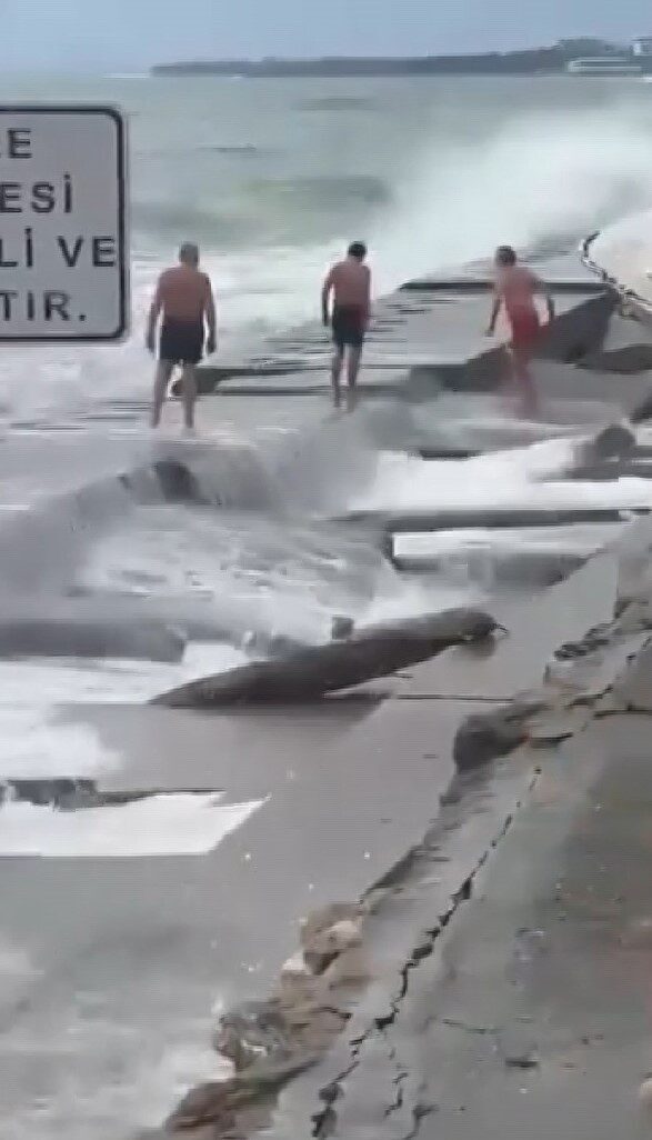 Kadıköy Caddebostan Sahili’nde denize girdikleri sırada kuvvetli lodos nedeniyle yükselen