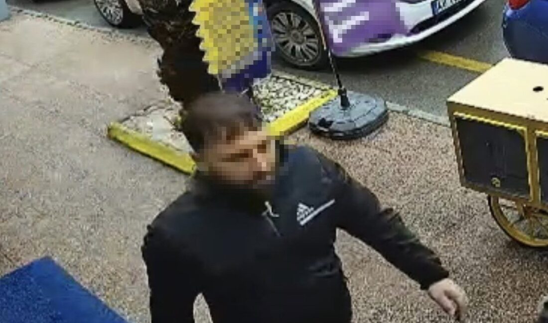 Mersin’in Tarsus ilçesinde bir kuyumcudan 100 gram külçe altını silah