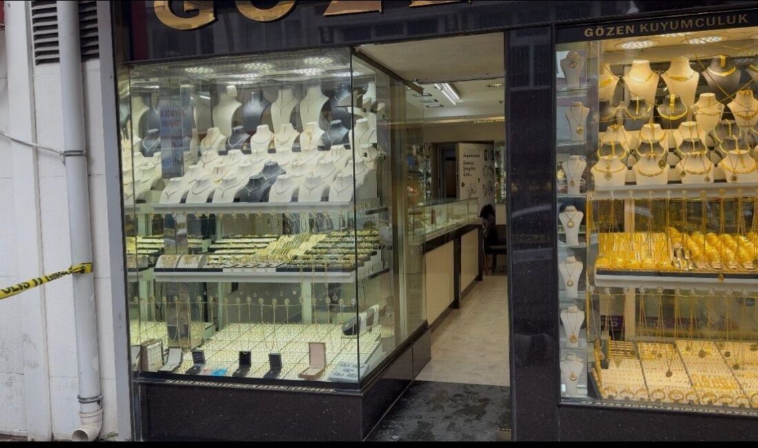 Mersin’in Tarsus ilçesinde bir kuyumcuya giren şahıs, satın alma bahanesiyle