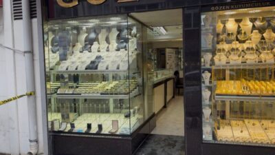 Mersin’in Tarsus ilçesinde bir kuyumcuya giren şahıs, satın alma bahanesiyle