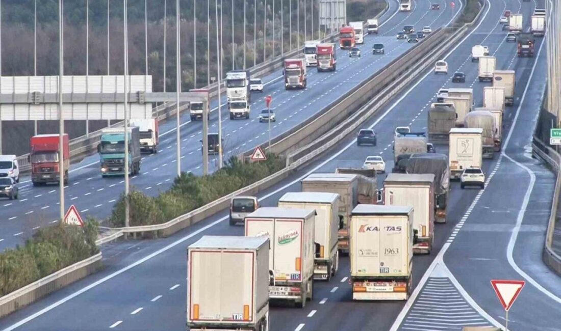İstanbul’da etkili olan kuvvetli rüzgar ve lodos, trafikte özellikle ağır