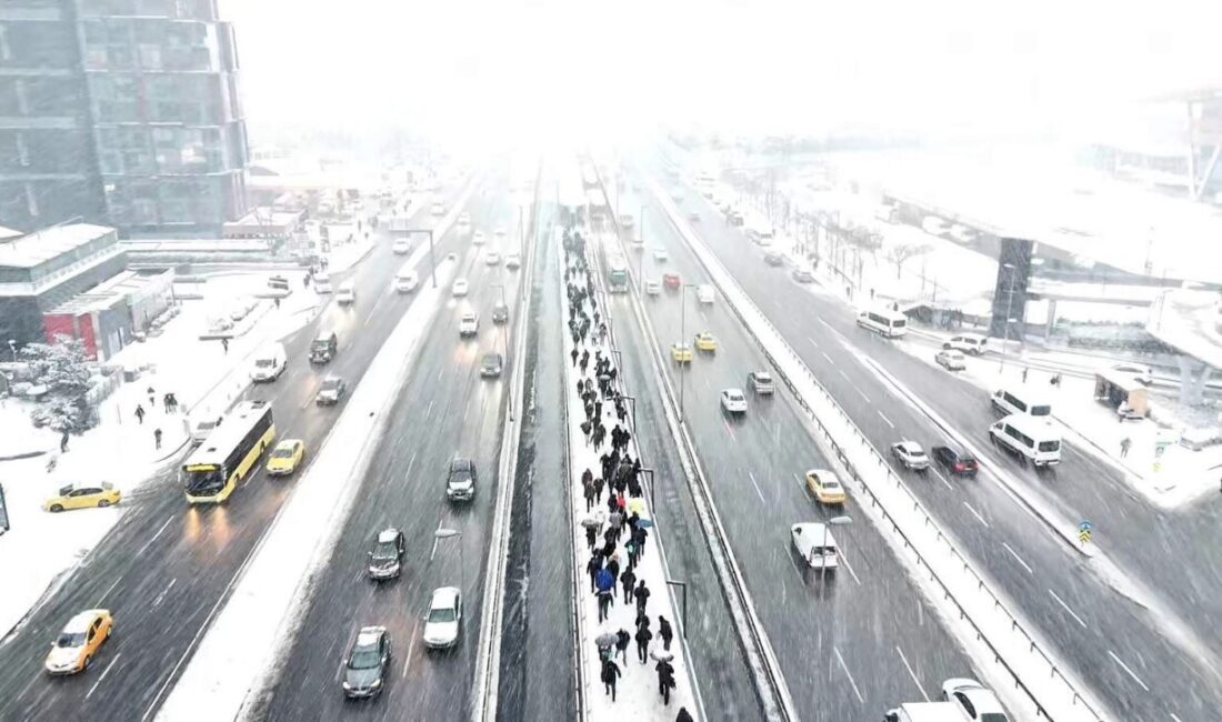 İstanbul Bahçelievlen’de lapa lapa kar yağışı etkili oldu. Lapa lapa