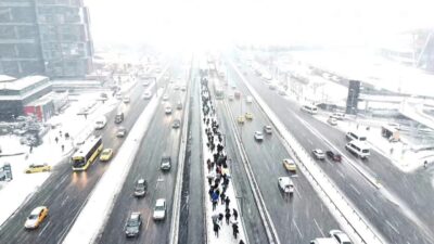 İstanbul Bahçelievlen’de lapa lapa kar yağışı etkili oldu. Lapa lapa