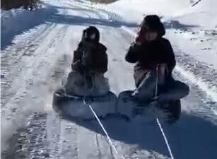 Elazığ’da otomobil lastiklerini aracın arkasına bağlanarak çekildi. İki çocuk ise