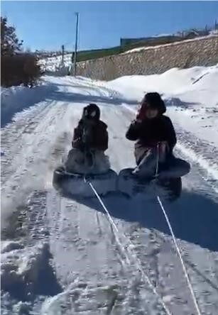 Elazığ’da otomobil lastiklerini aracın arkasına bağlanarak çekildi. İki çocuk ise