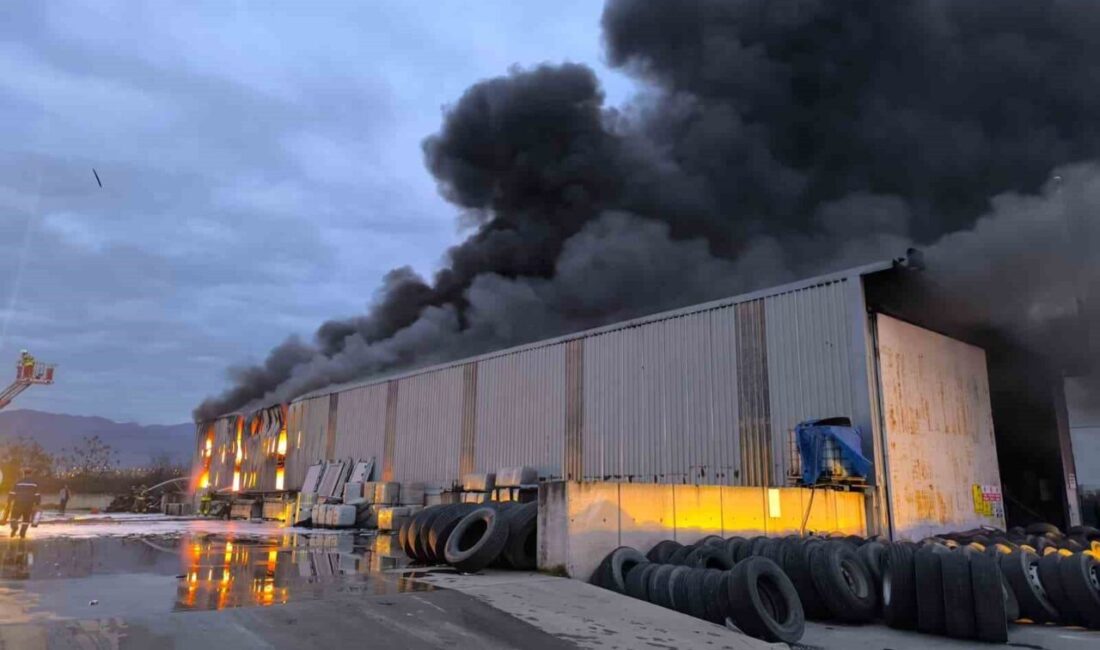 Hatay’da alevlere teslim olan lastik deposundaki yangına itfaiye ekiplerinin müdahalesi