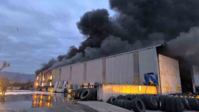 Hatay’da alevlere teslim olan lastik deposundaki yangına itfaiye ekiplerinin müdahalesi