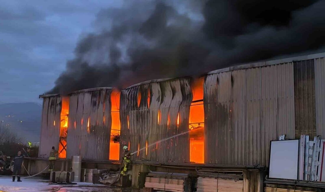 Hatay’da alevlere teslim olan ULTRANS lojistiğe ait lastik deposunda çıkan