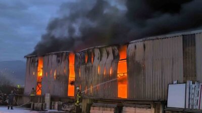 Hatay’da alevlere teslim olan ULTRANS lojistiğe ait lastik deposunda çıkan
