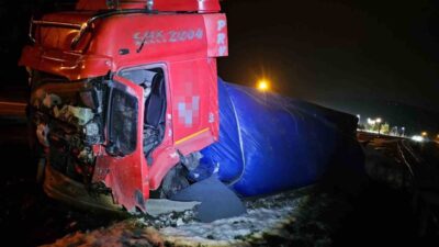 DÜZCE(İHA) – Anadolu Otoyolu Düzce kesiminde gece saatlerinde lastiği patlayan
