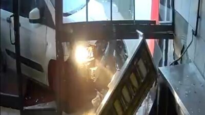 Konya’da bir dönerciye lavaş getiren hafif ticari araç, sürücüsünün direksiyon