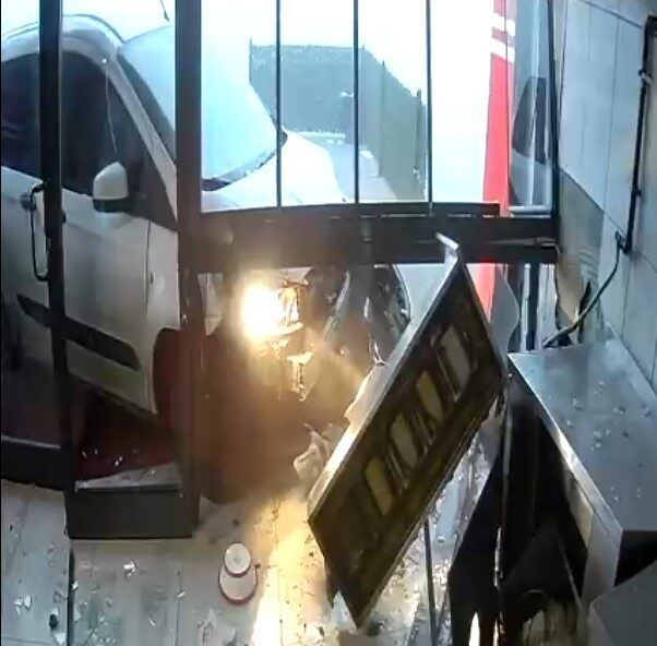 Konya’da bir dönerciye lavaş getiren hafif ticari araç, sürücüsünün direksiyon