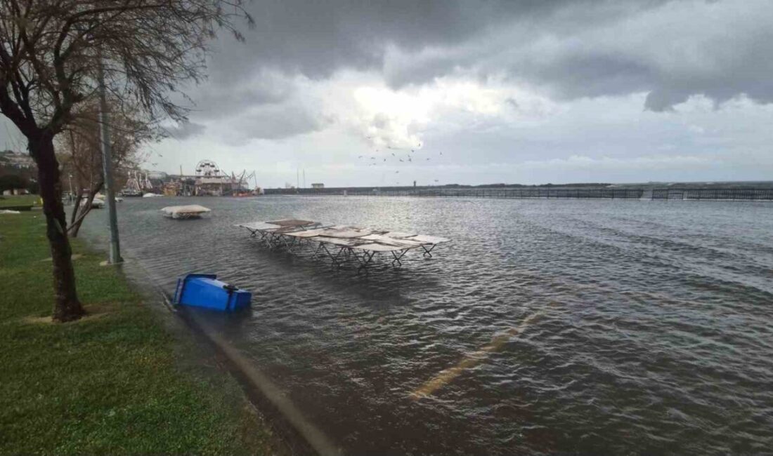 Marmara Denizi’nde etkili olan şiddetli lodos nedeniyle Tekirdağ sahil şeridi