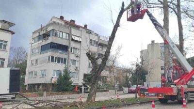 Bursa Büyükşehir Belediyesi’ne bağlı ekipler kent genelinde etkili olan şiddetli