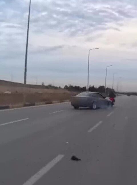 Adana’da bir motosikletli, trafikte drift atarak ilerleyen lüks otomobile çarpışmaktan